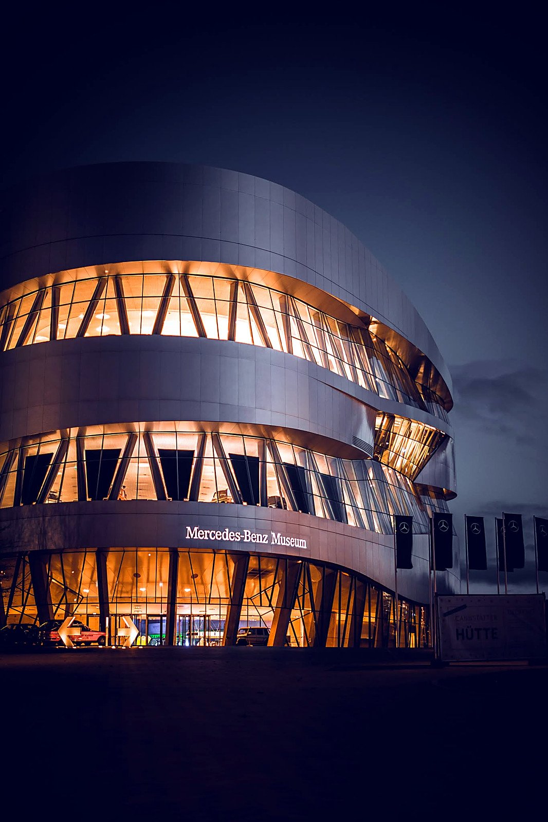 Fachada iluminada do Museu da Mercedes-Benz em Stuttgart à noite