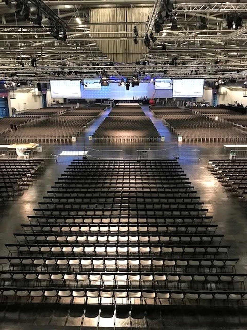 Auditório montado em pavilhão da Messe München