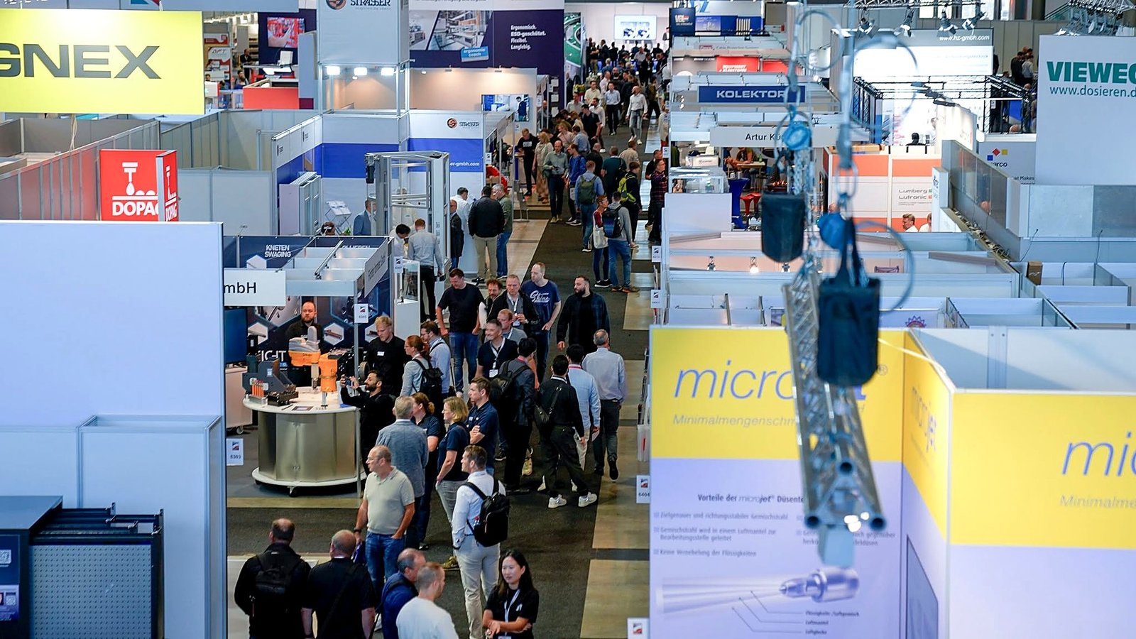 Corredor movimentado de uma feira industrial na Messe Stuttgart