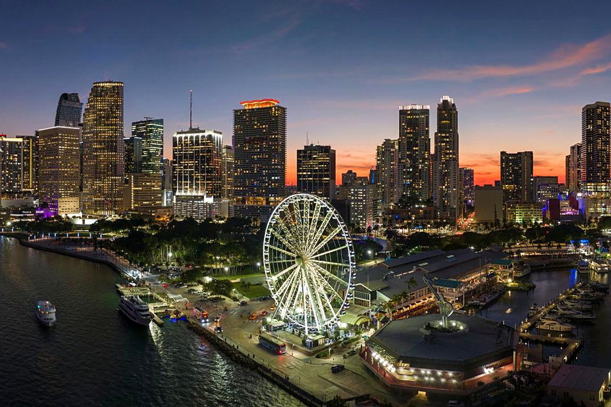 Skyline de Miami ao anoitecer, com a roda-gigante de Bayside