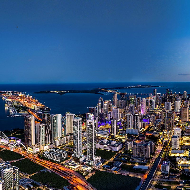 Vista aérea de Miami à noite, com o porto e a baía