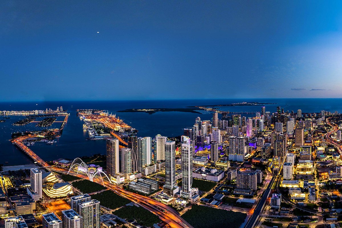 Vista aérea de Miami à noite, com o porto e a baía