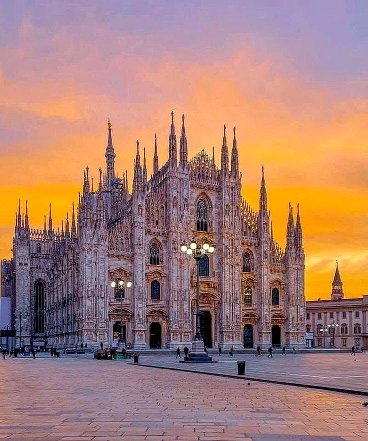 Duomo de Milão iluminado pelo pôr do sol alaranjado