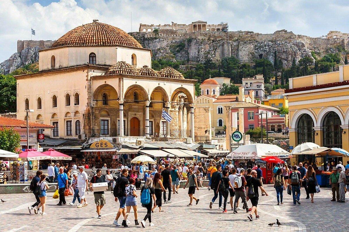 Praça Monastiraki com a Acrópole ao fundo