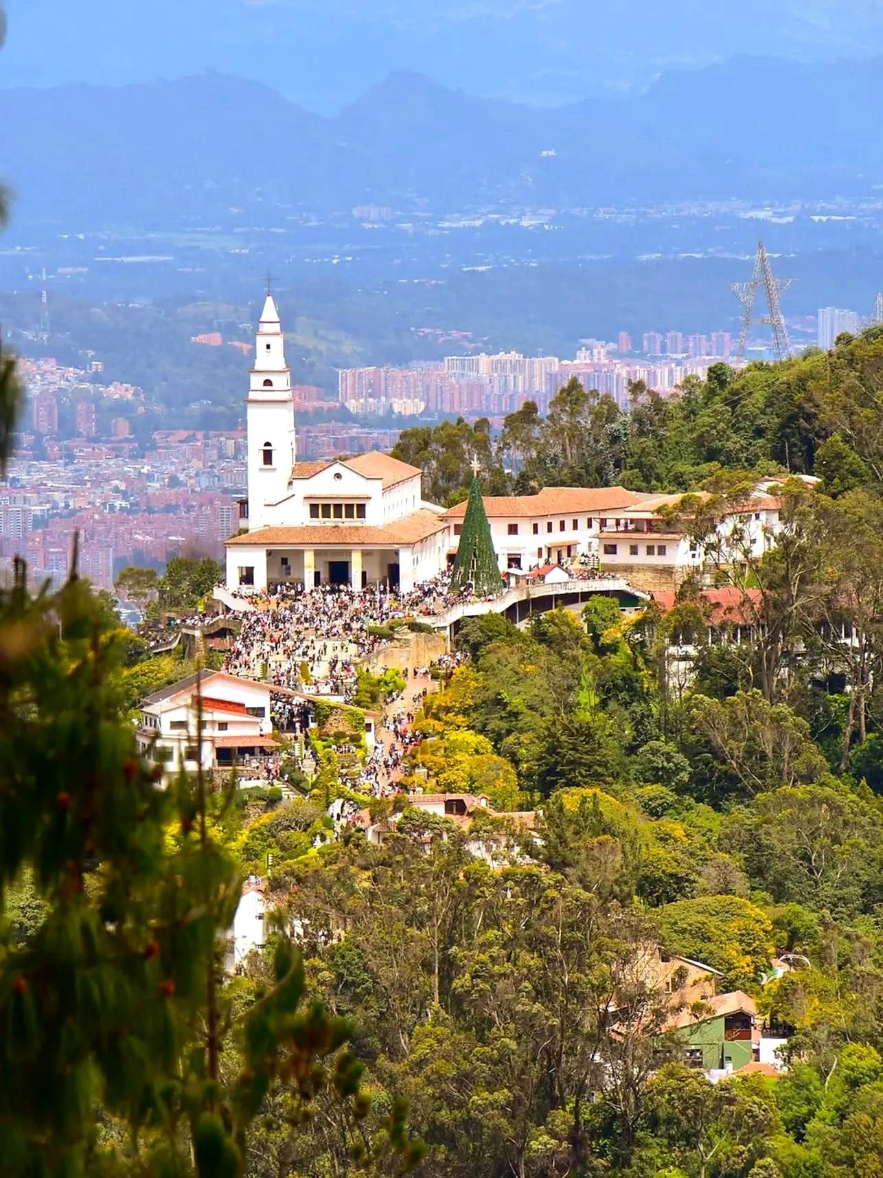 Santuário de Monserrate no alto do morro com Bogotá ao fundo