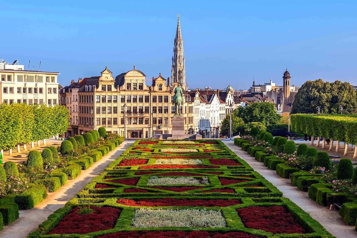Jardim do Mont des Arts com vista para a torre da Prefeitura de Bruxelas