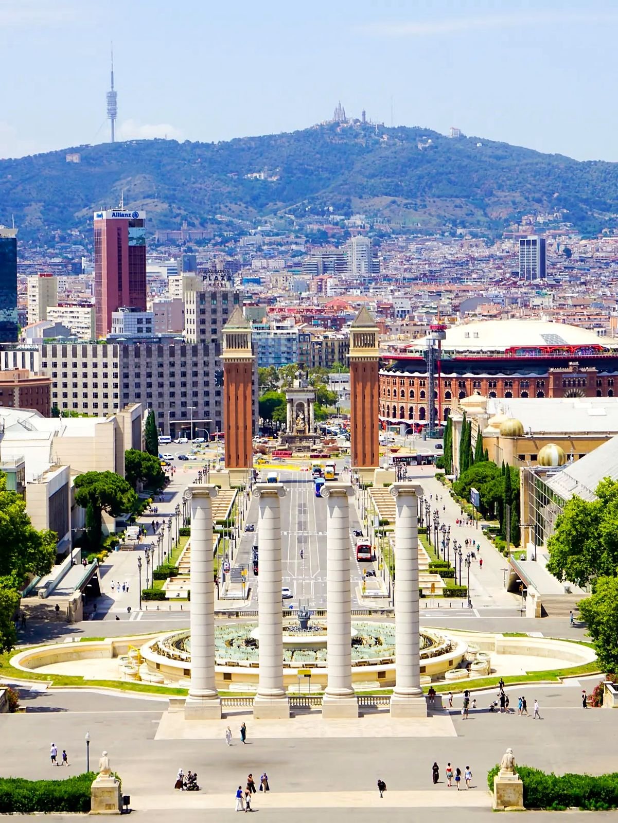 Vista do alto de Montjuïc com as quatro colunas, as torres venezianas, a Plaça d'Espanya e o Tibidabo ao fundo
