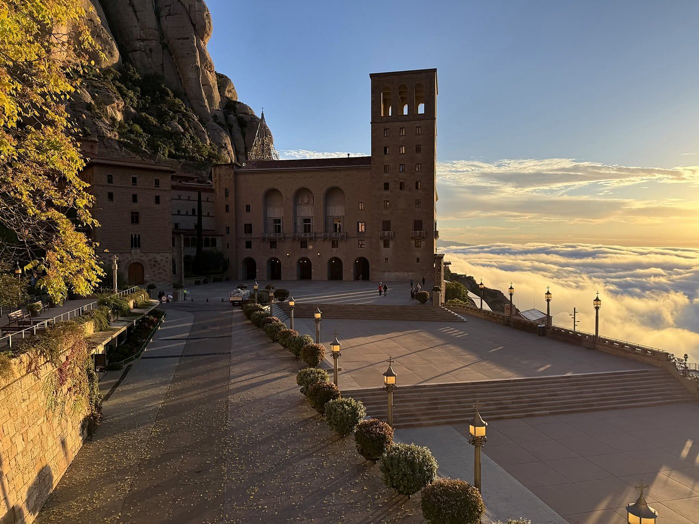 Mosteiro de Montserrat ao nascer do sol, com as montanhas de pedra e um mar de nuvens ao lado
