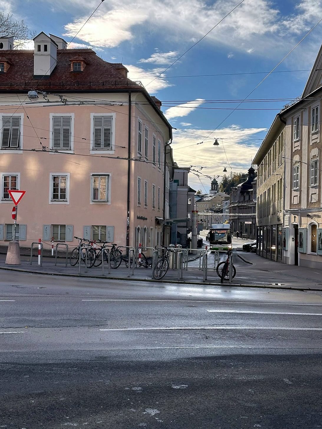 Rua do centro de Salzburgo com ônibus elétrico e prédios históricos