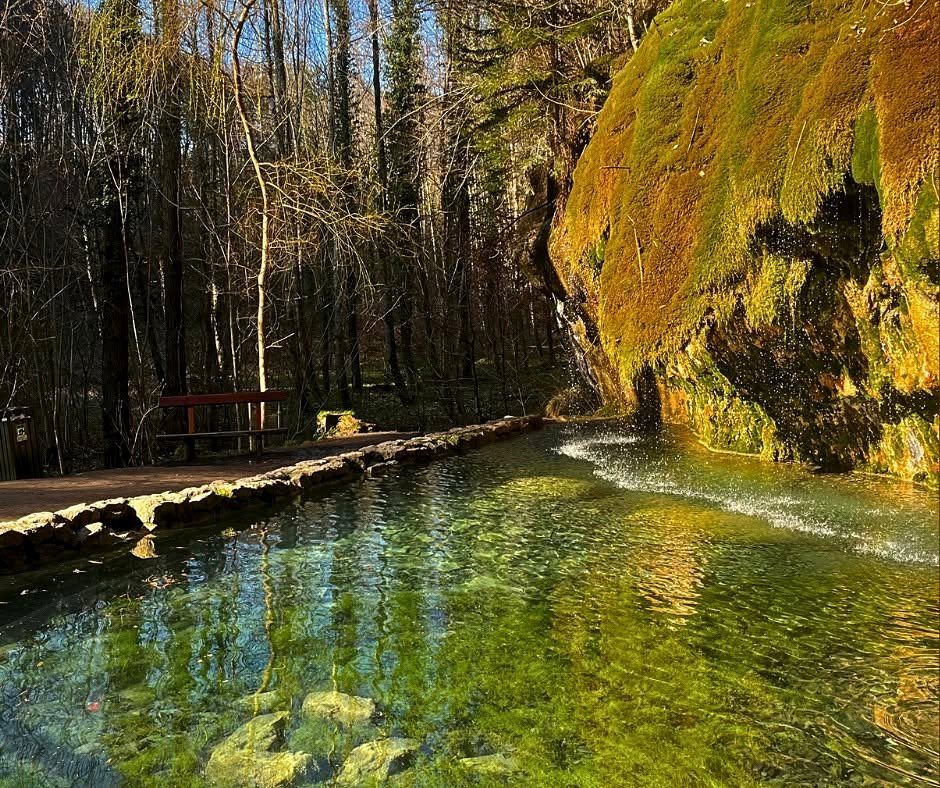 Cascata Schiessentümpel na região de Mullerthal, a Pequena Suíça Luxemburguesa