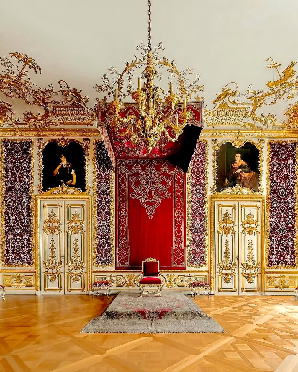 Sala do trono decorada em ouro e vermelho no Palácio Residenz de Munique
