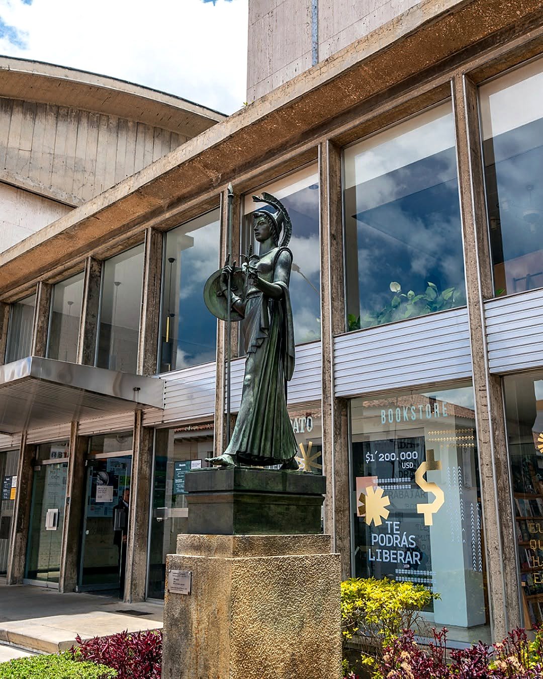 Estátua em frente ao prédio do Museu do Ouro em Bogotá