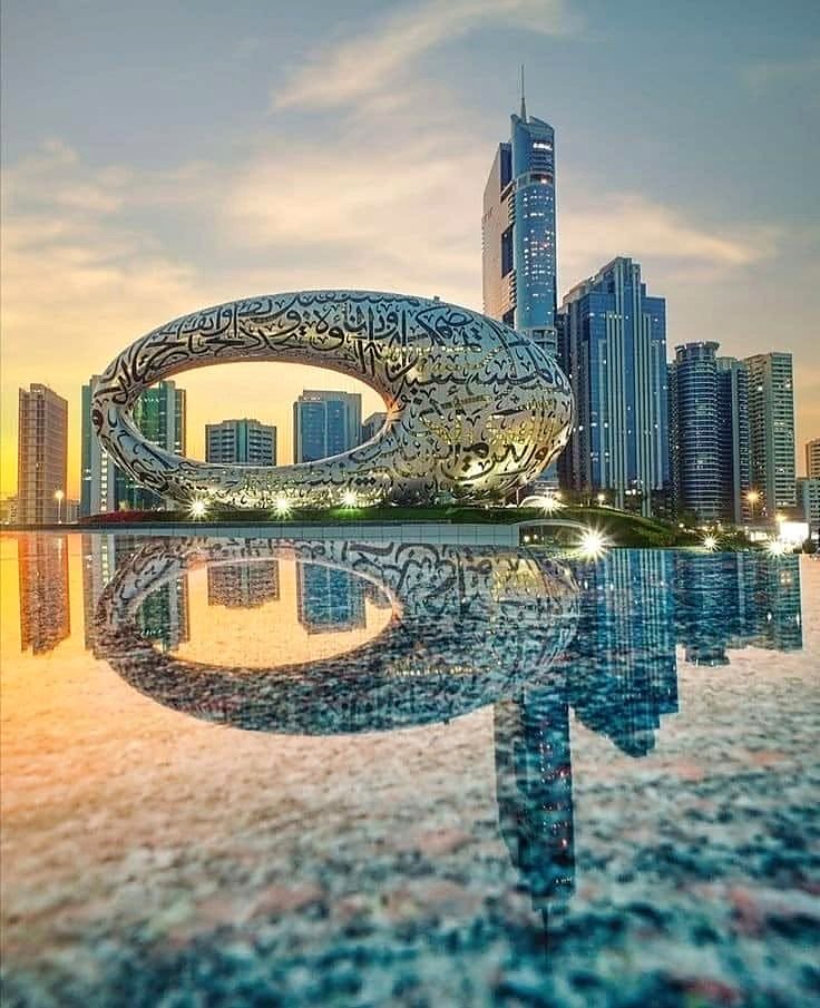 Museu do Futuro em Dubai refletido na água ao entardecer