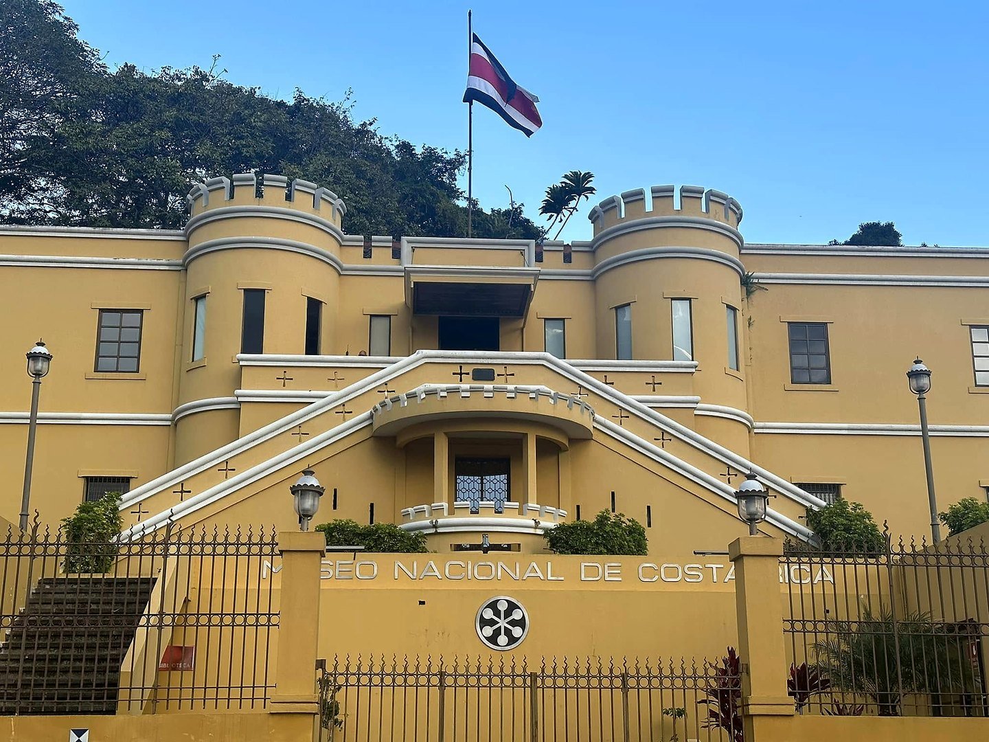 Fachada amarela do Museu Nacional da Costa Rica, antigo quartel Bellavista, em San José