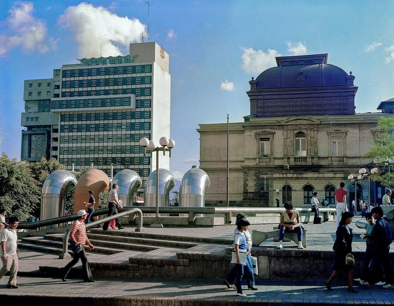 Fachada do Teatro Nacional da Costa Rica e a praça em frente, em foto histórica