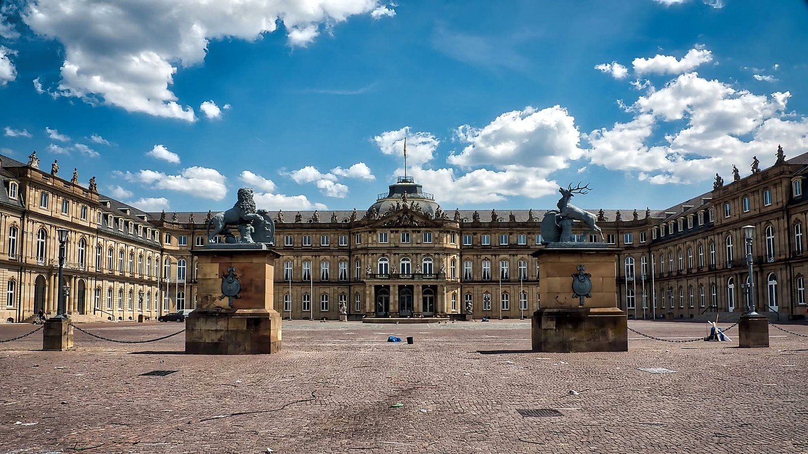 Fachada barroca do Neues Schloss, o Palácio Novo de Stuttgart