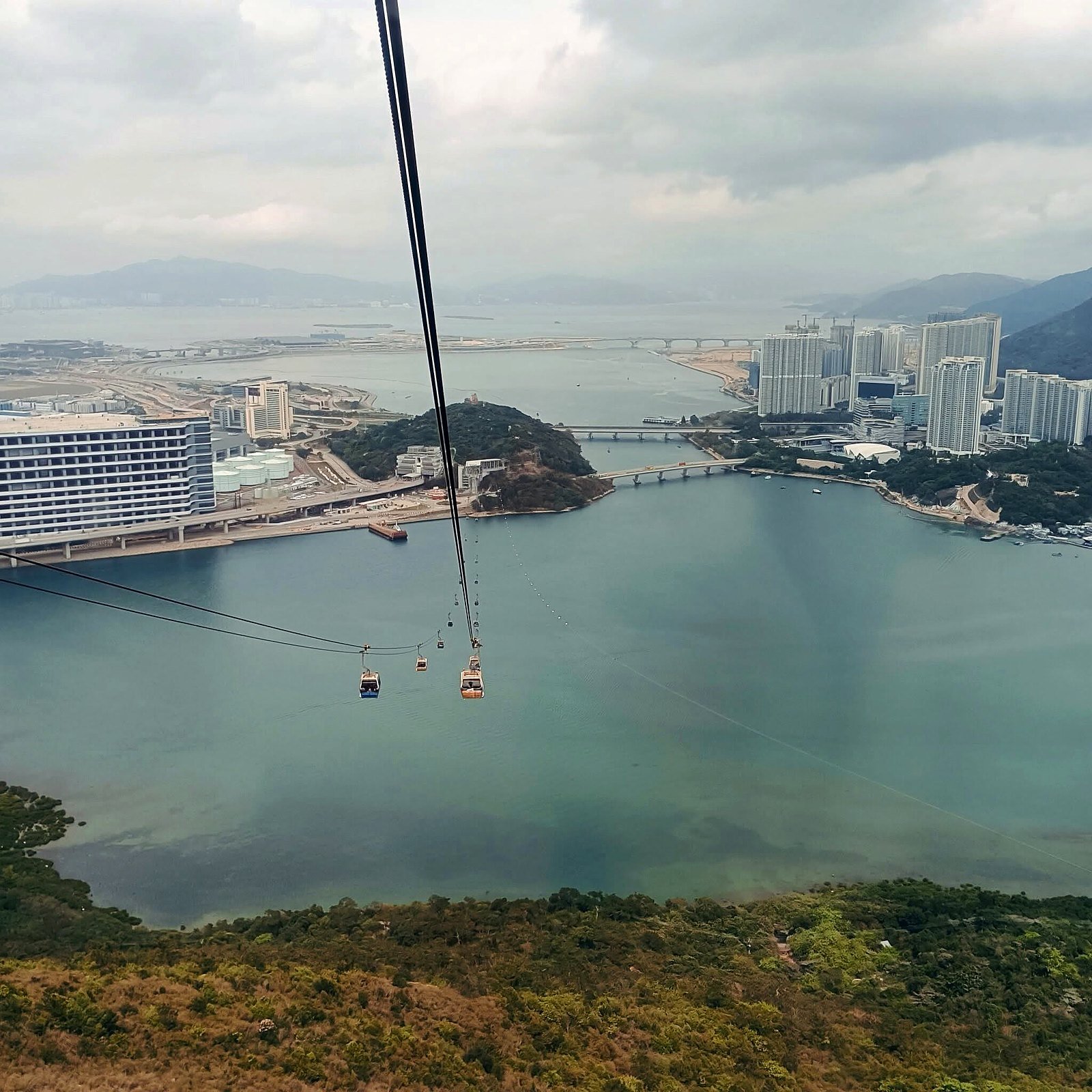 Bondinho Ngong Ping 360 sobre a baía de Tung Chung a caminho do Big Buddha
