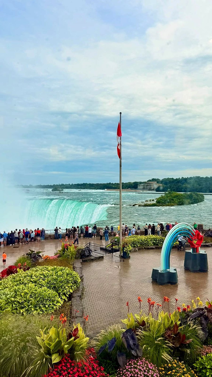 Horseshoe Falls, nas Cataratas do Niágara, vista do lado canadense com a bandeira do Canadá