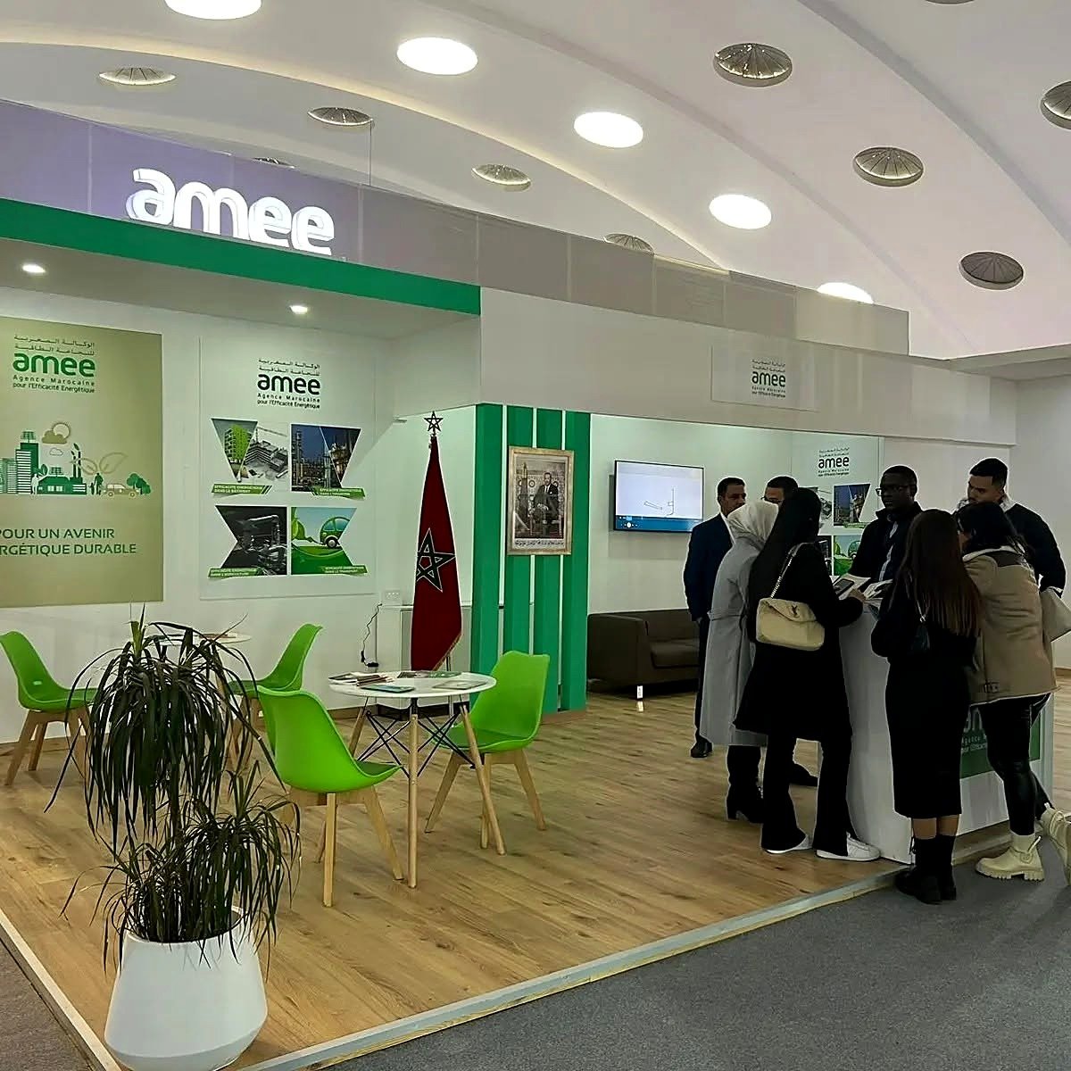 Estande de expositor no pavilhão do OFEC, centro de feiras de Casablanca, com visitantes