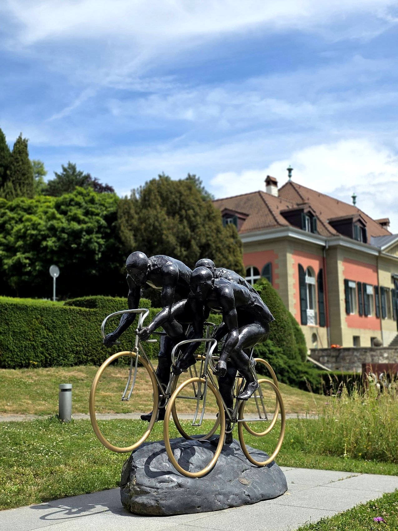 Escultura de ciclistas no Parque Olímpico, em frente ao Museu Olímpico de Lausanne