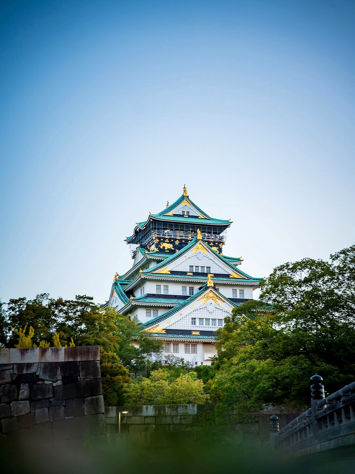 Torre principal do Castelo de Osaka com telhados verdes e detalhes dourados