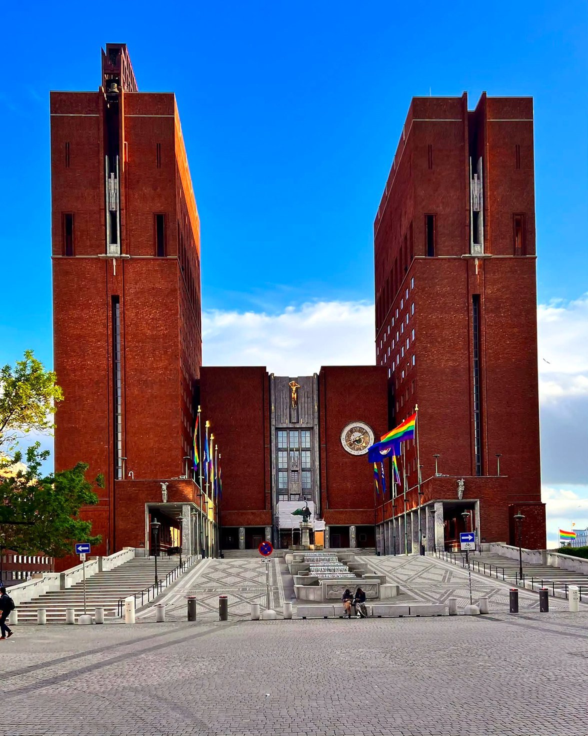 Prefeitura de Oslo, Rådhuset, com suas duas torres de tijolos