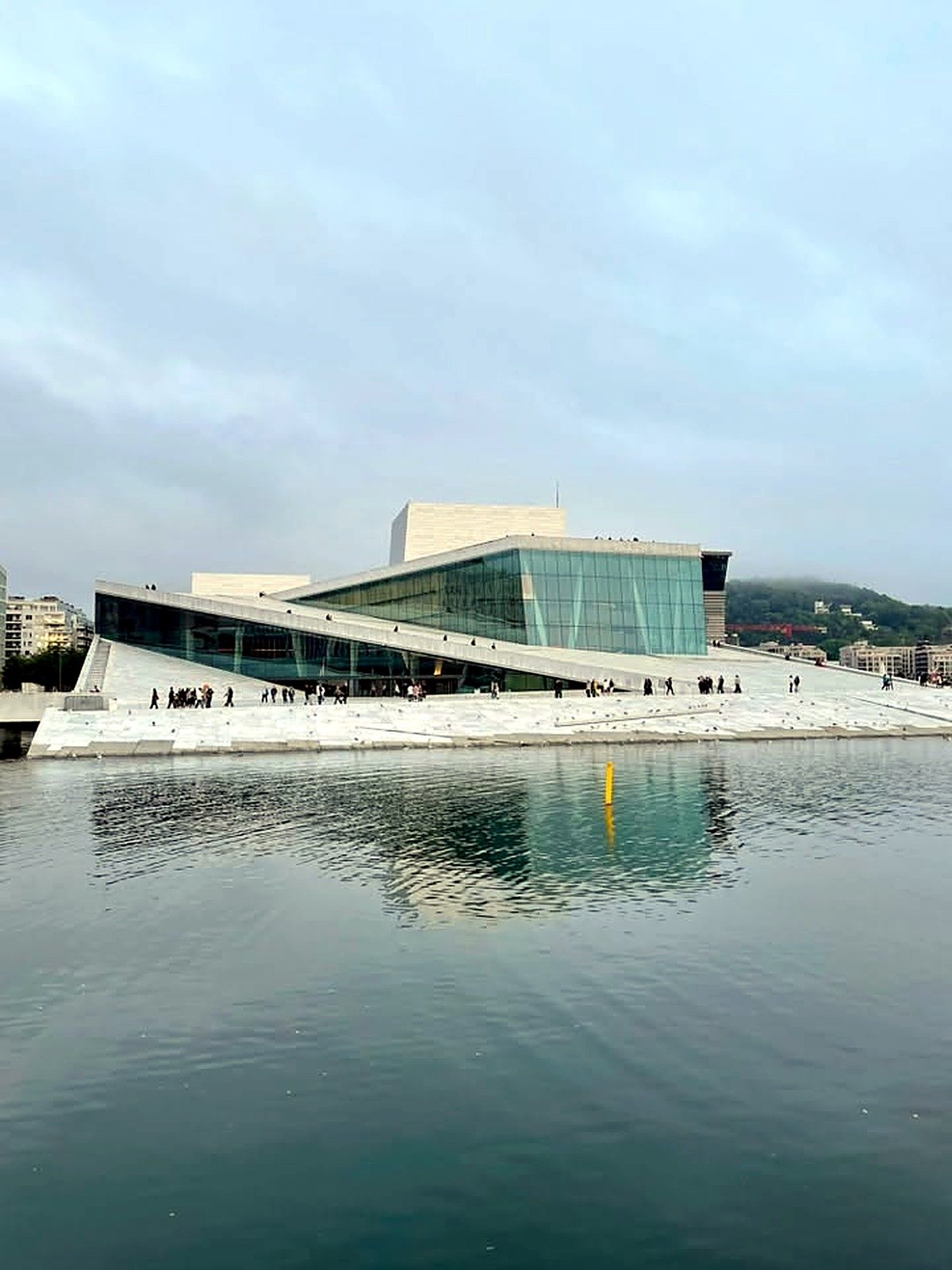 Ópera de Oslo vista do fiorde com reflexo na água