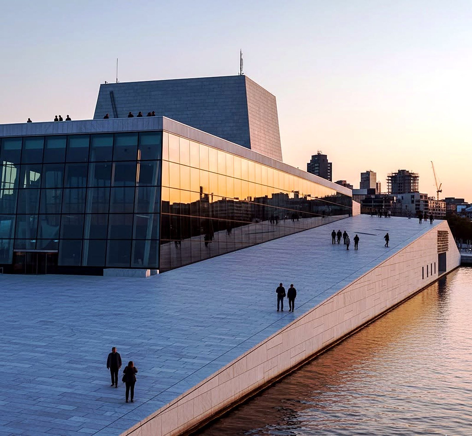Rampa de mármore da Ópera de Oslo ao entardecer