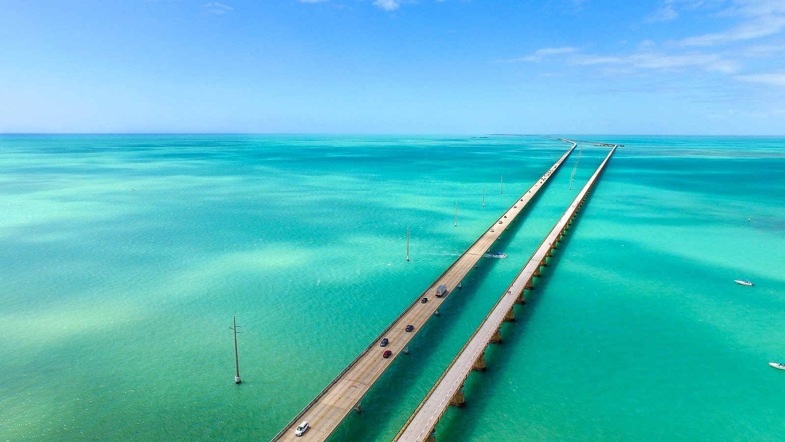 Seven Mile Bridge sobre o mar turquesa, na Overseas Highway