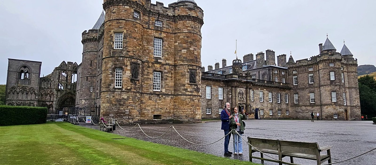Palácio de Holyroodhouse em Edimburgo, residência oficial da monarquia britânica na Escócia