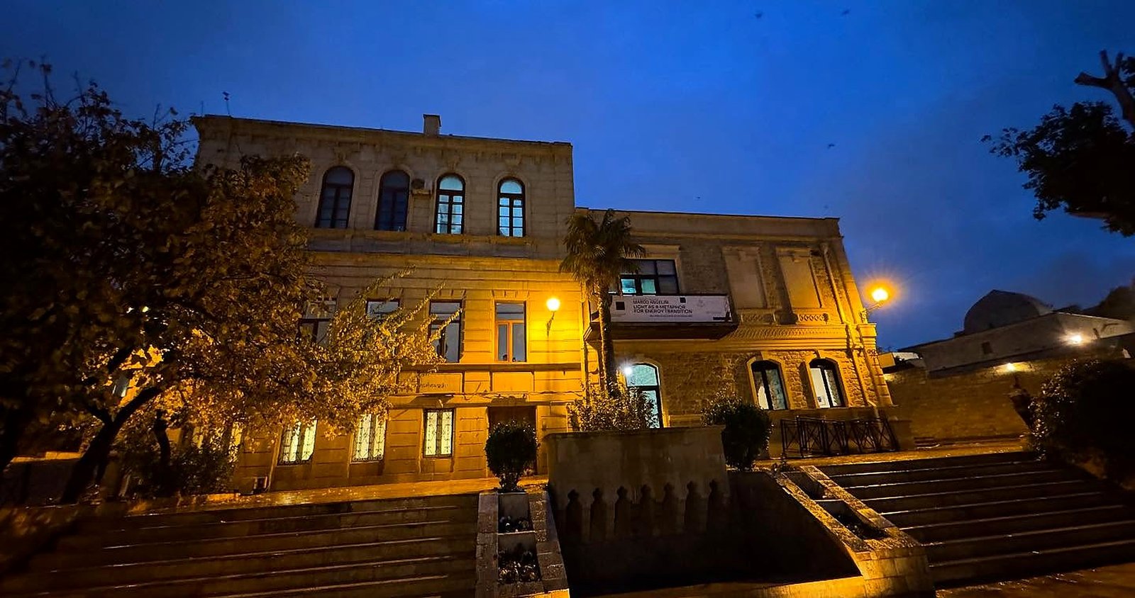 Cidade Velha de Baku à noite, perto do Palácio dos Xirvanxás