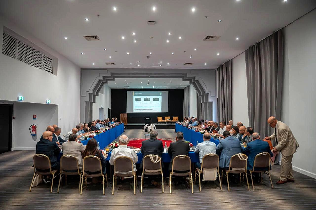 Sala de reuniões do Palais des Congrès de Marrakech com mesas em U