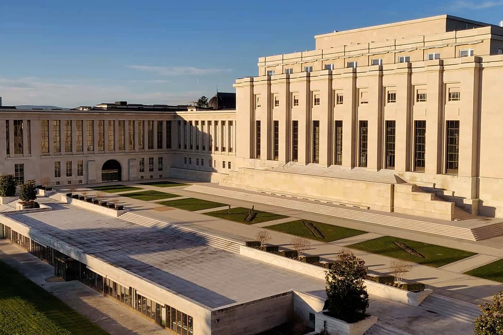 Pátio e edifício principal do Palácio das Nações, em Genebra