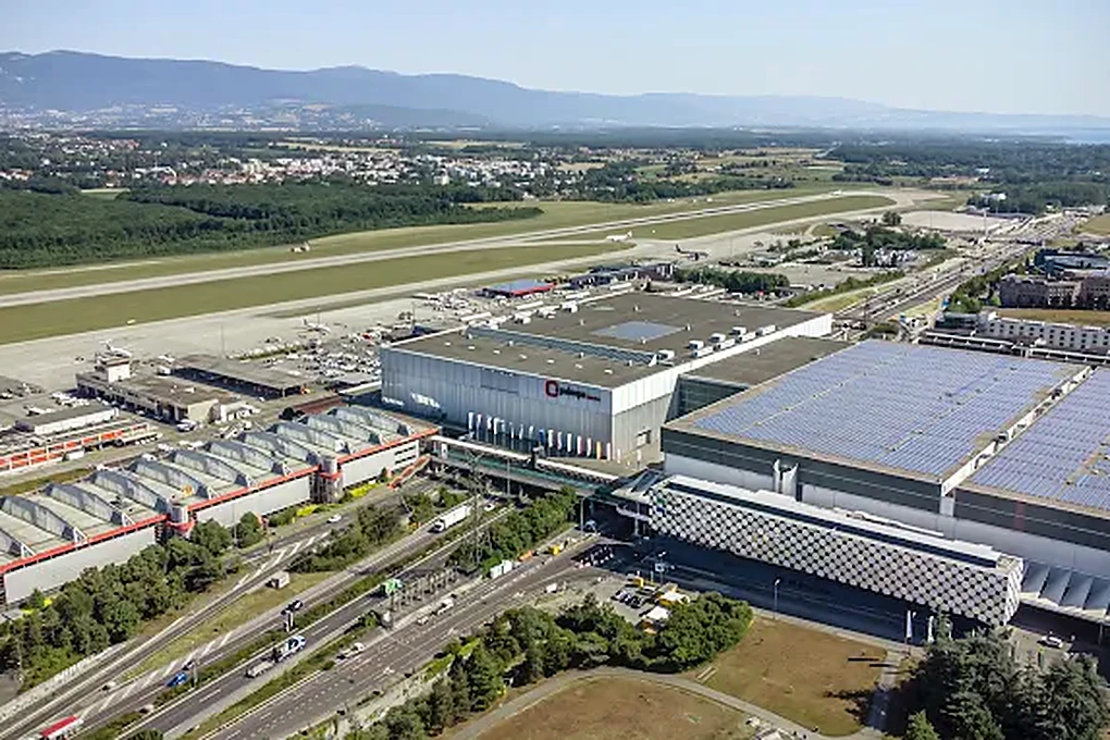 Vista aérea do Palexpo, centro de exposições de Genebra, ao lado da pista do aeroporto