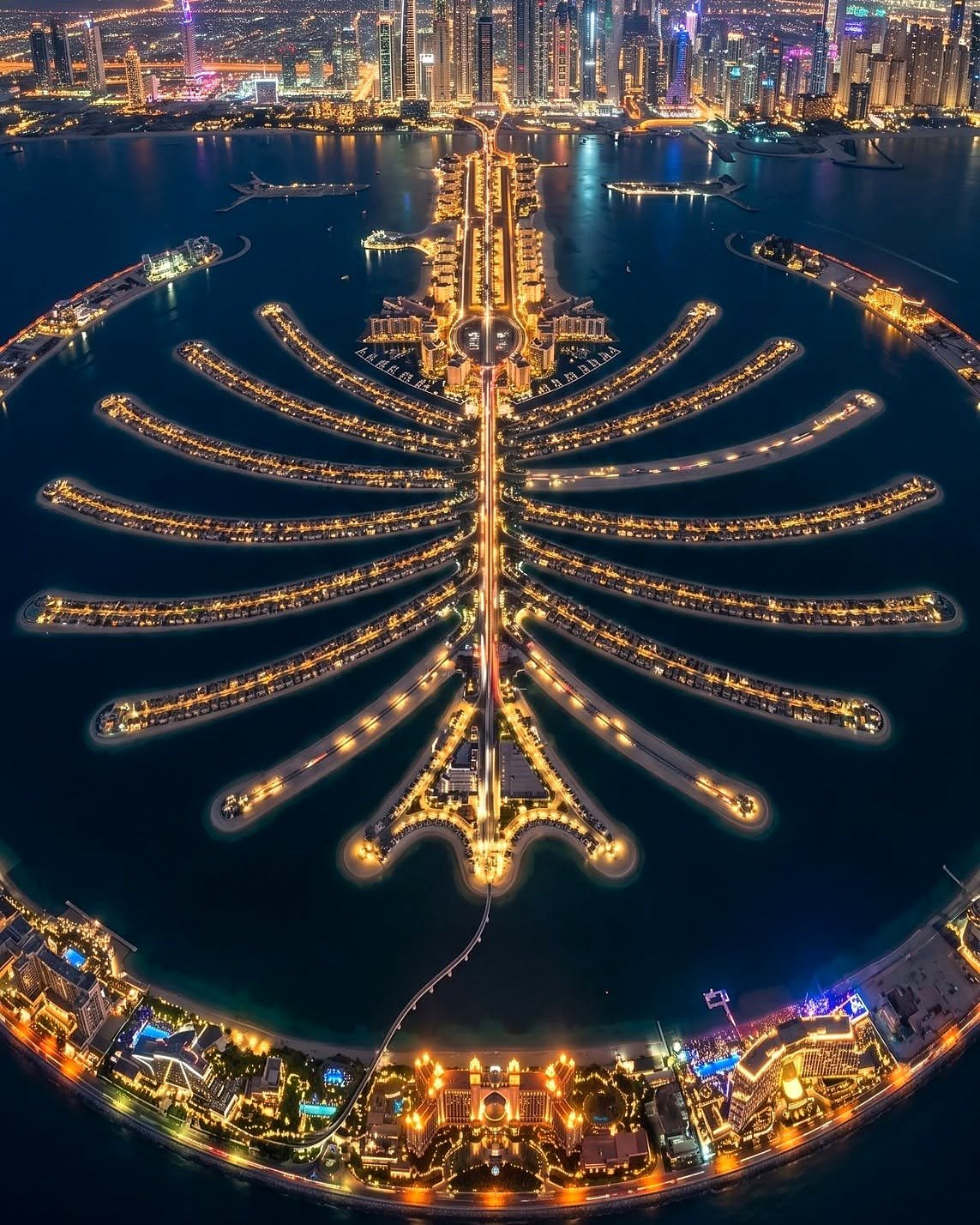 Vista aérea noturna da ilha Palm Jumeirah iluminada