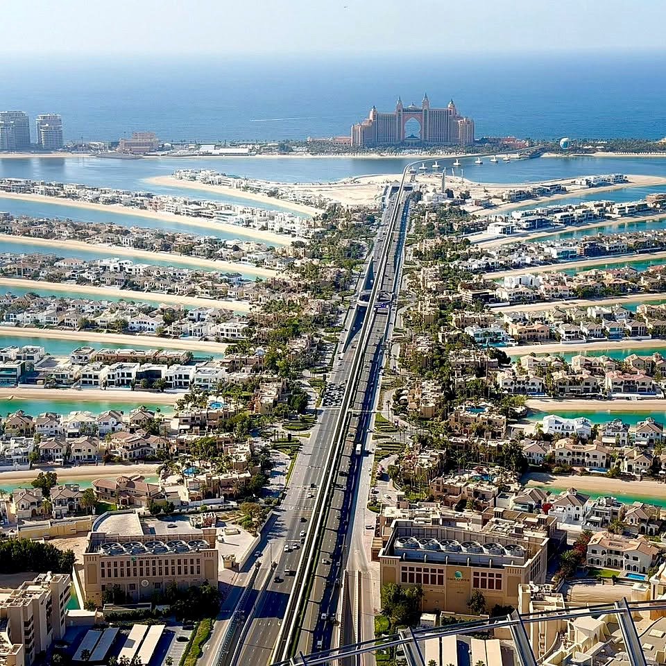 Vista do alto da Palm Jumeirah com o Atlantis ao fundo