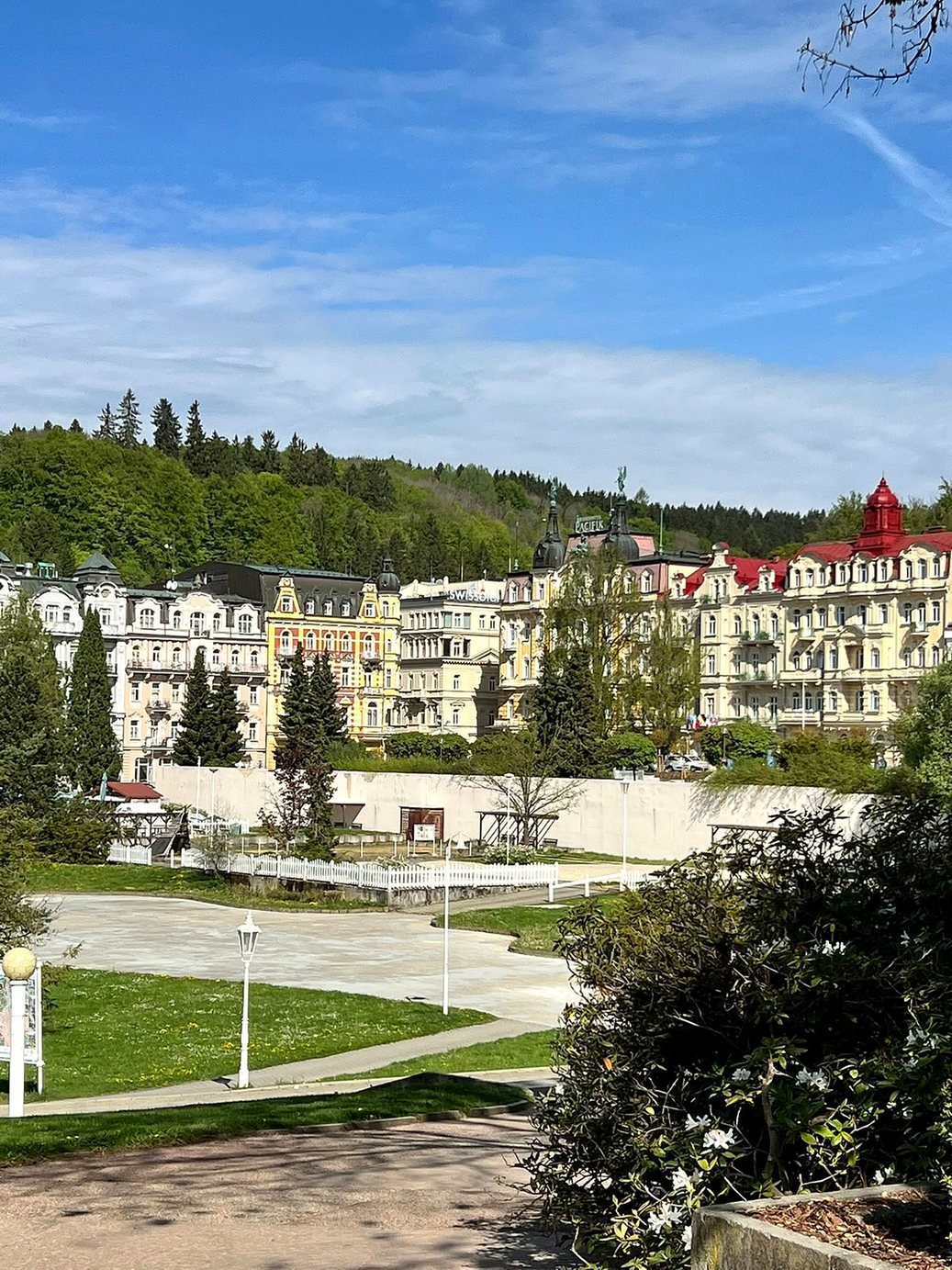 Grandes hotéis termais históricos cercados por parques e floresta na Boêmia ocidental