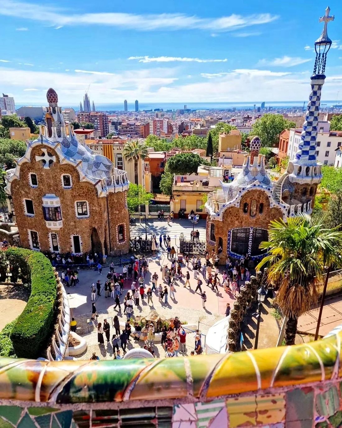 Vista do Park Güell em Barcelona com as casinhas de Gaudí, o banco de mosaico e a cidade até o mar