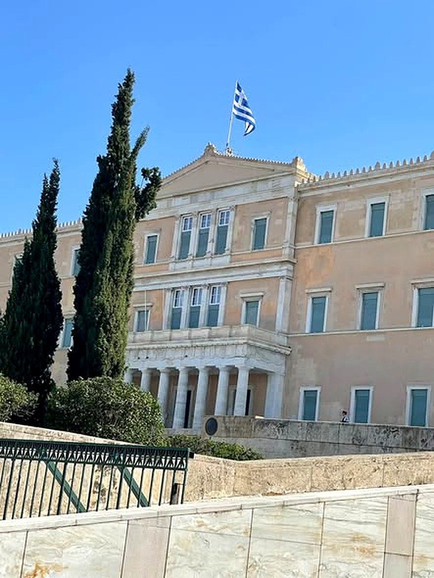 Fachada do Parlamento Grego com a bandeira da Grécia