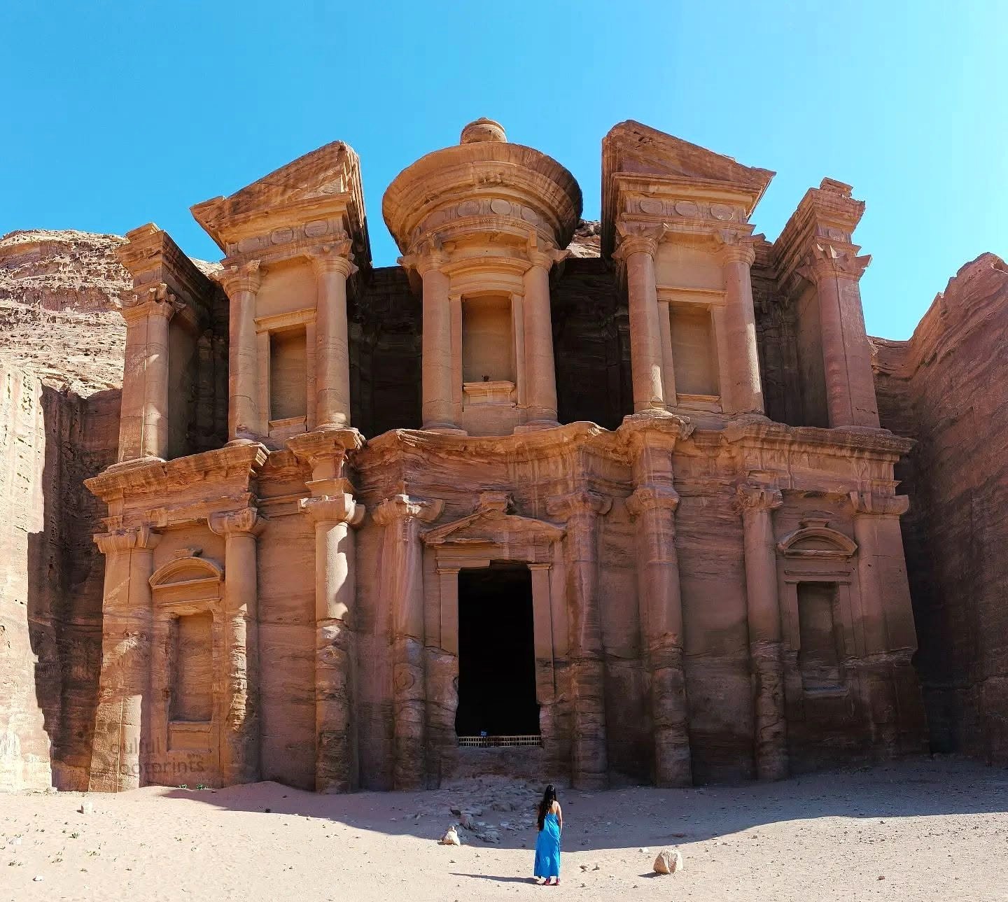 Fachada do Mosteiro Ad Deir, em Petra, com visitante em primeiro plano