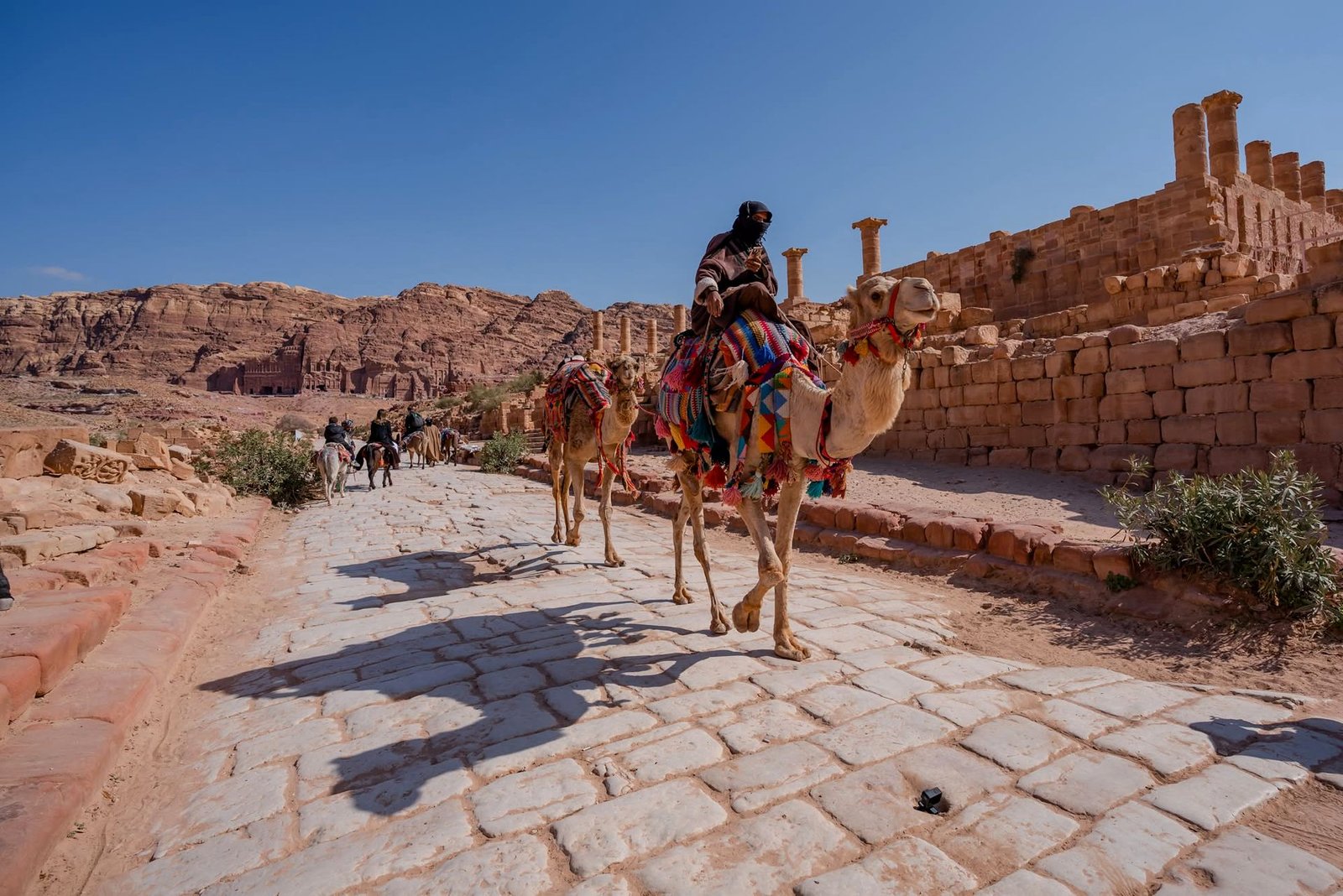 Beduíno montado em camelo na Rua das Colunas de Petra