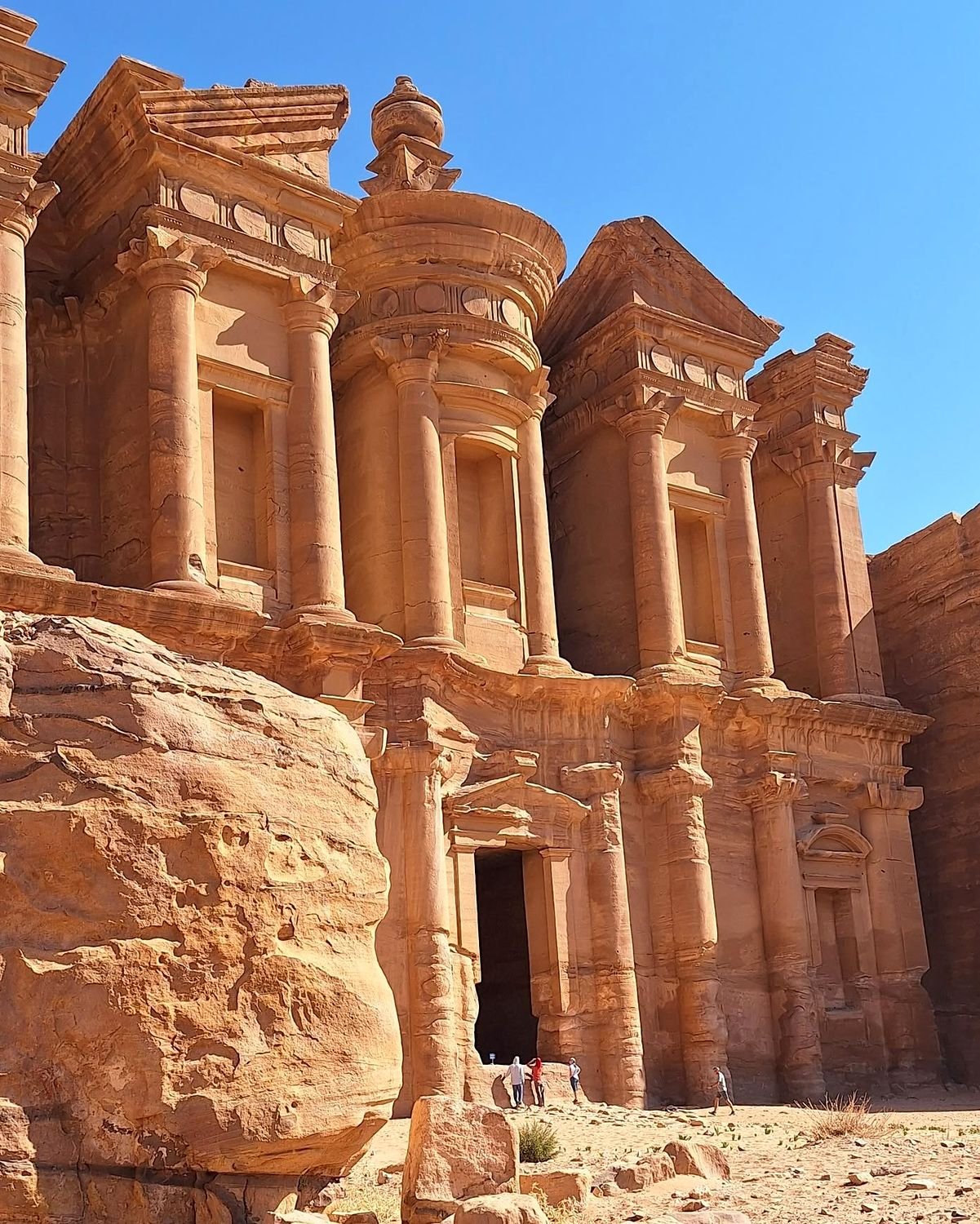 Detalhe das colunas e da urna do Mosteiro Ad Deir em Petra