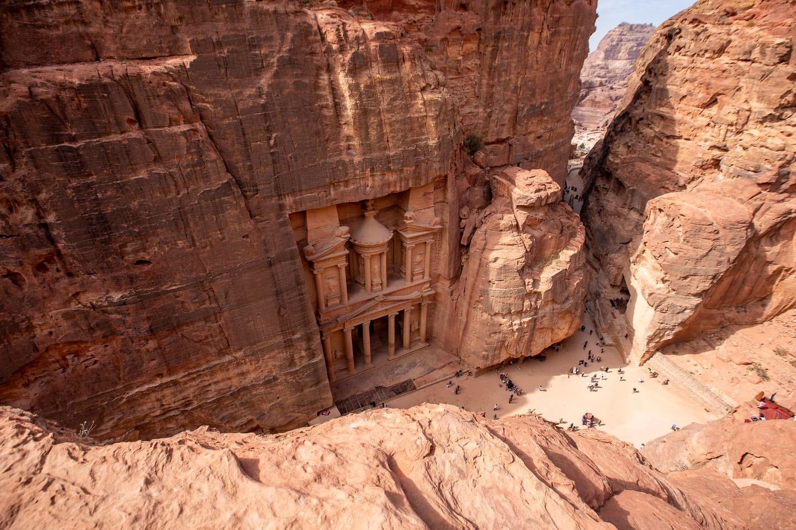 Vista do alto do Tesouro (Al-Khazneh) em Petra, na Jordânia