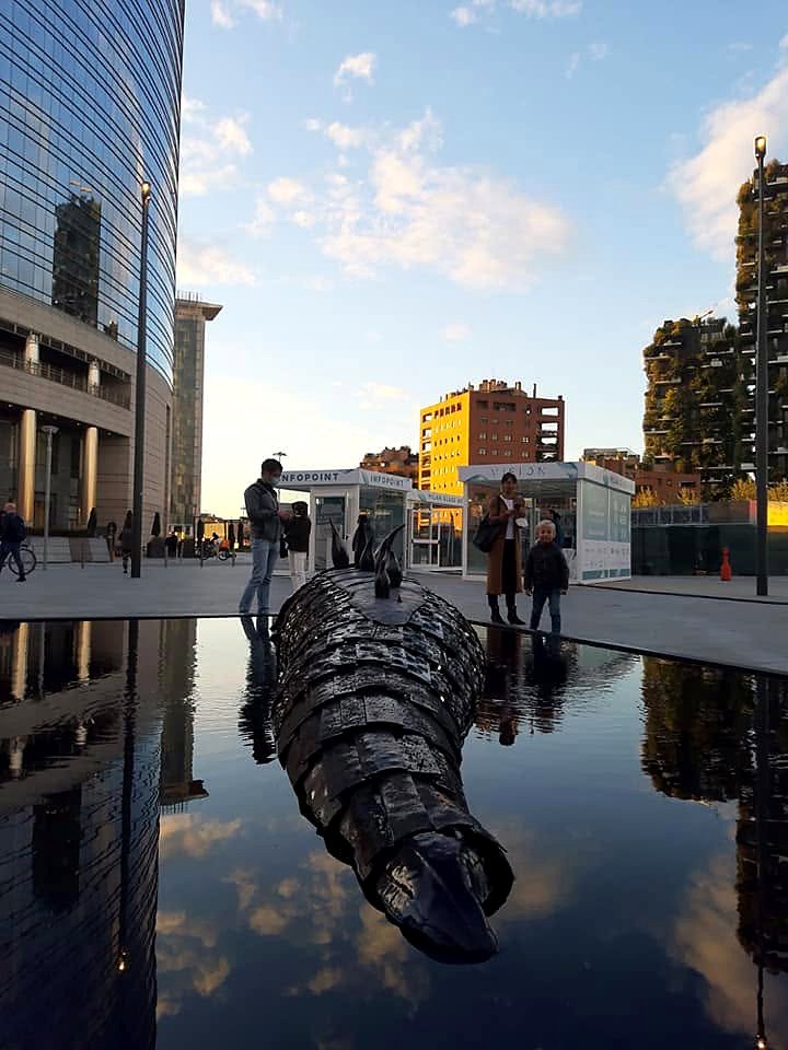 Espelho d'água da Piazza Gae Aulenti em Milão com arranha-céus e o Bosco Verticale ao fundo