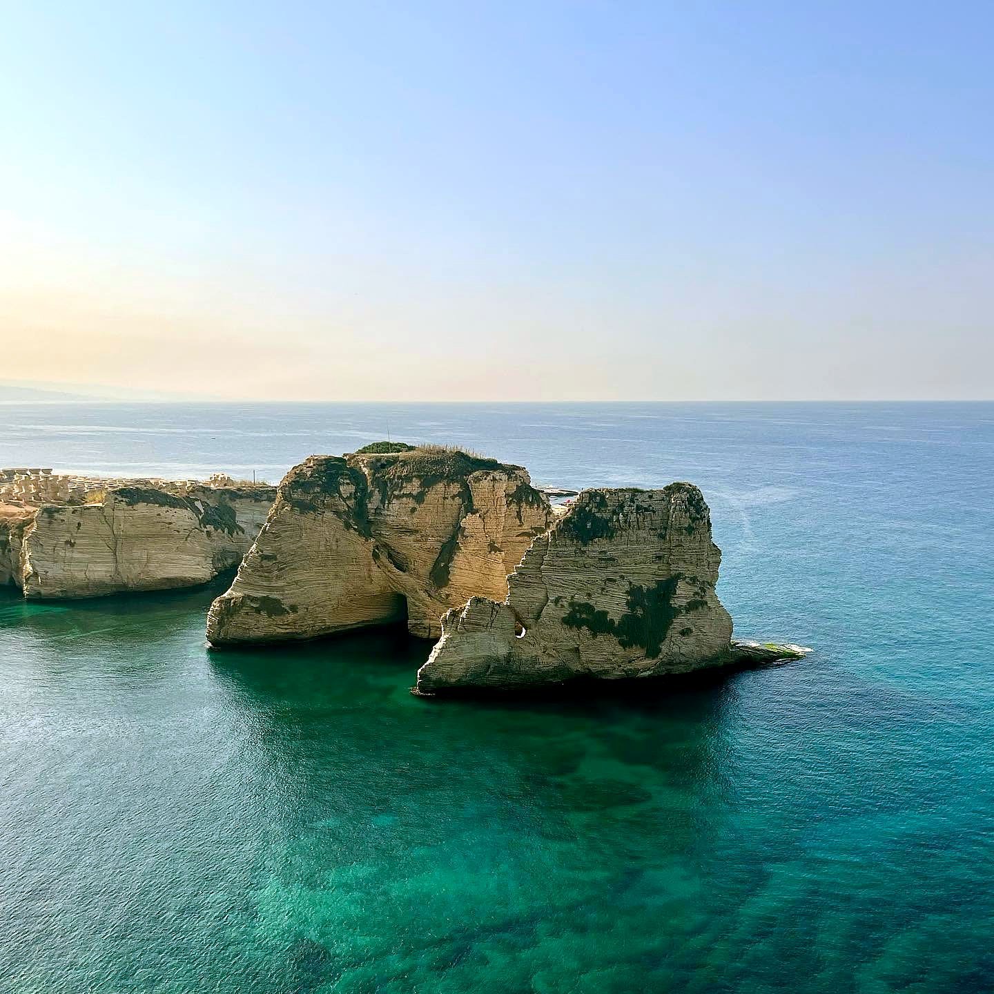 Rochas dos Pombos em Raouche, Beirute, com mar azul-turquesa