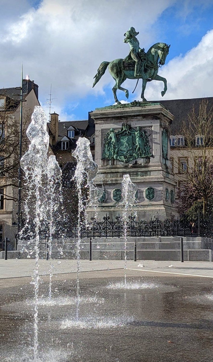 Estátua equestre e fontes da Place Guillaume II em Luxemburgo