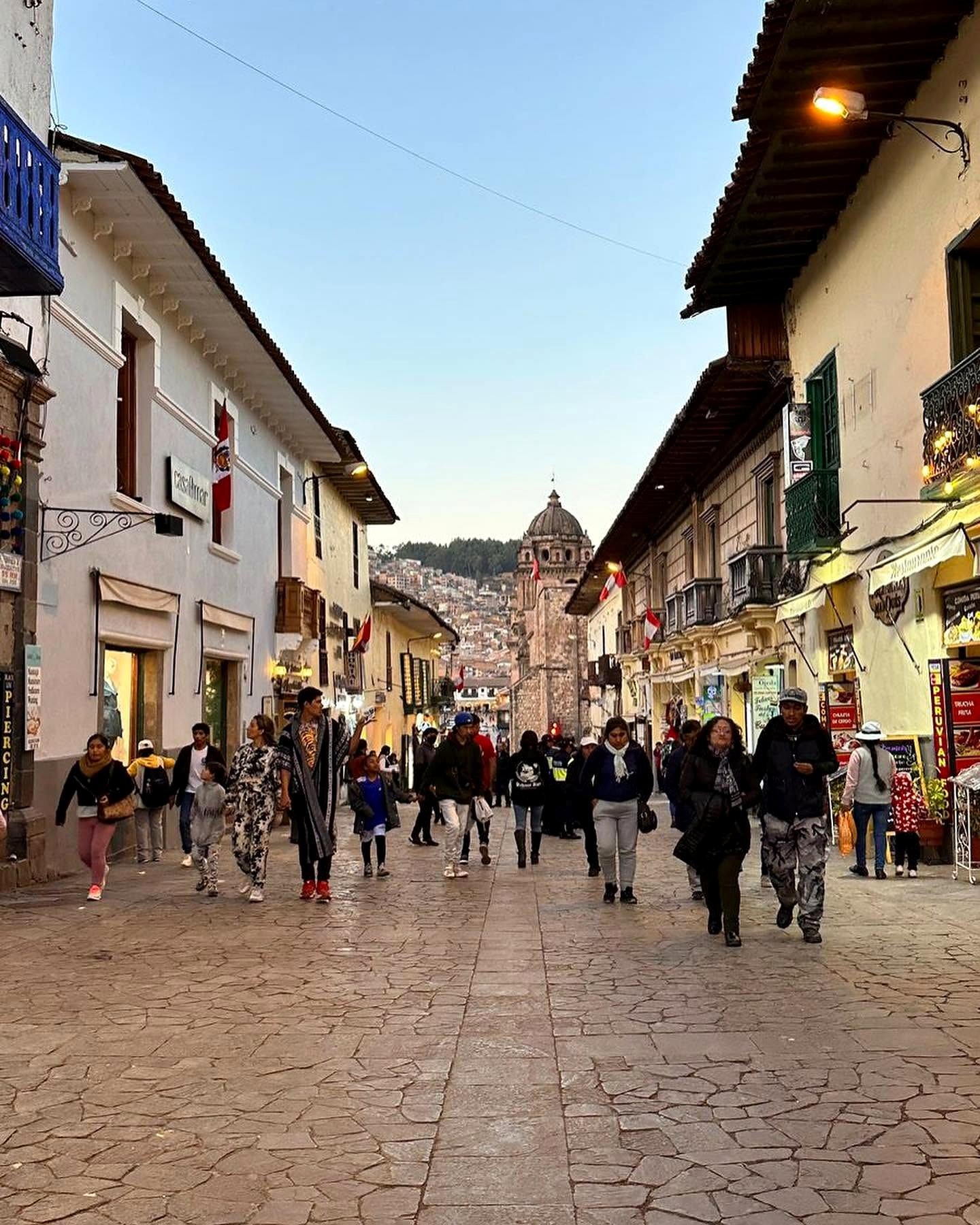 Rua de pedra no centro histórico de Cusco ao entardecer