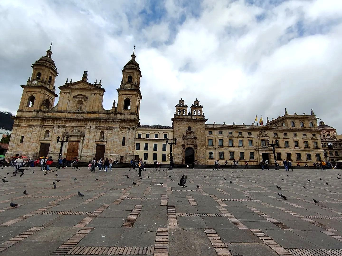 Catedral Primada e prédios históricos na Praça Bolívar em Bogotá