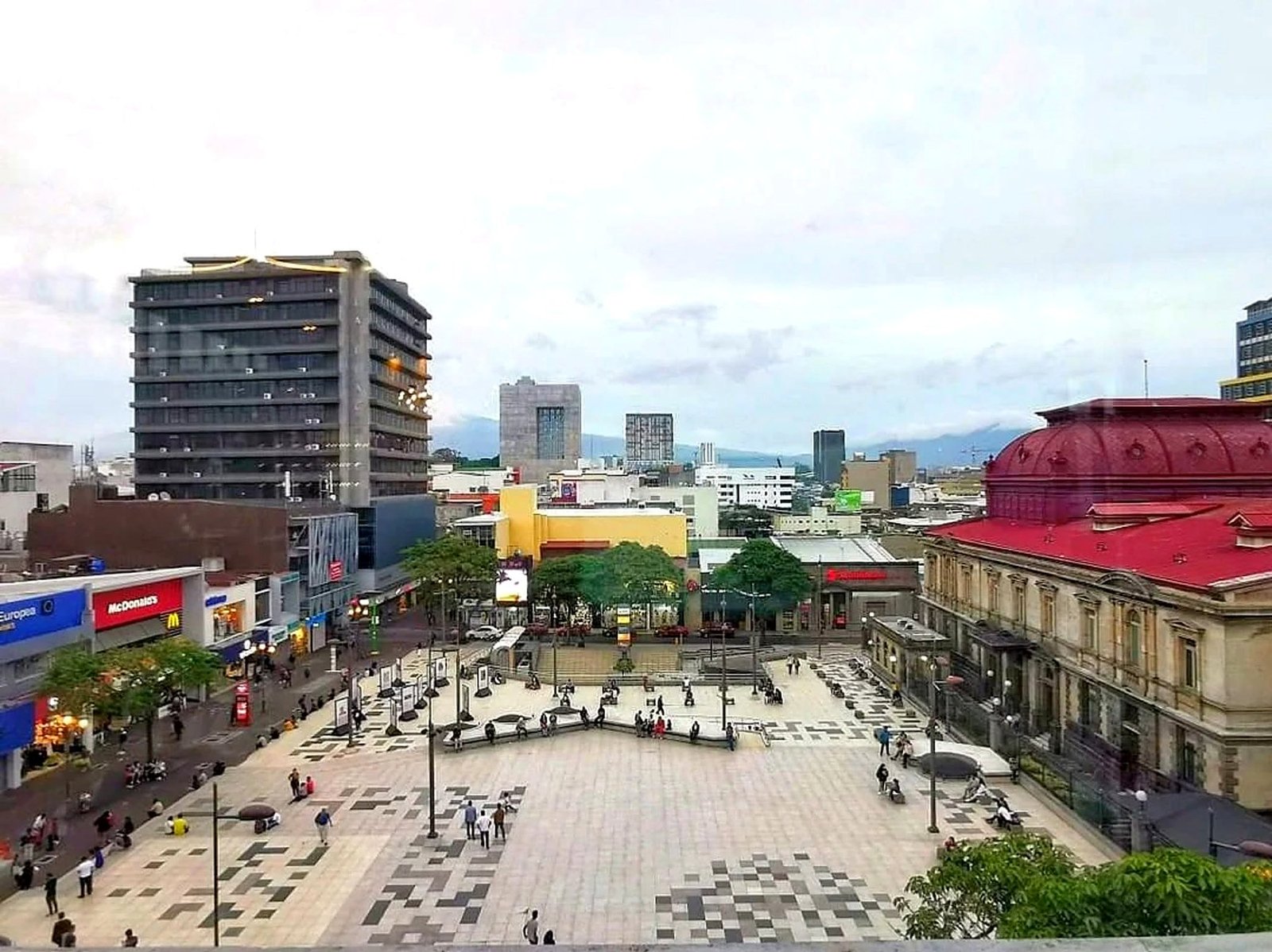Plaza de la Cultura vista do alto, com o Teatro Nacional de cúpula vermelha em San José