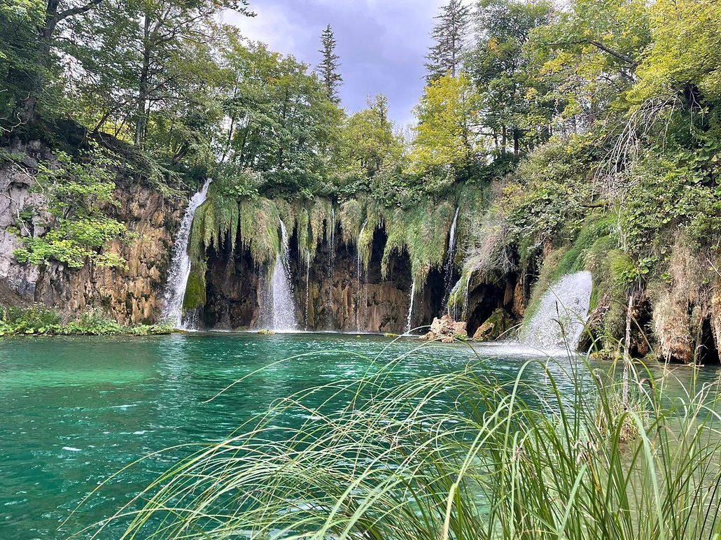 Cachoeiras e lago verde-esmeralda no Parque Nacional dos Lagos de Plitvice